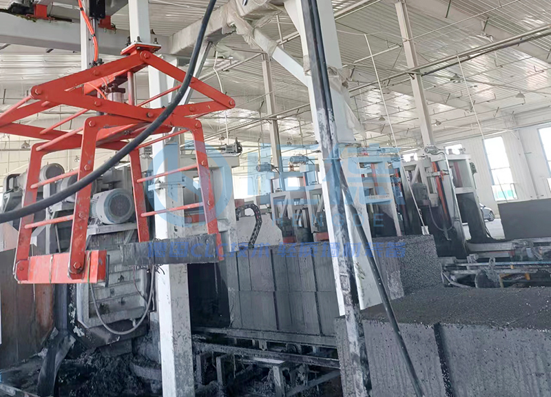 新疆博尔塔拉客户自保温砌块设备投产