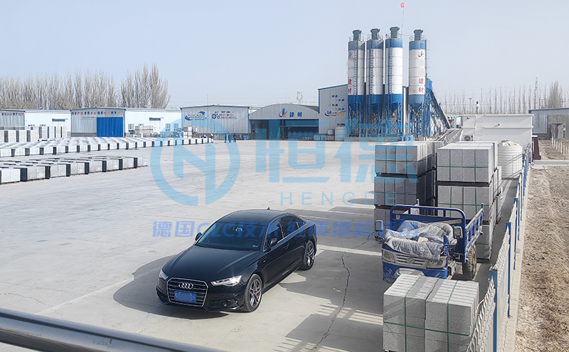 新疆阿拉尔客户匀质自保温砌块项目现场